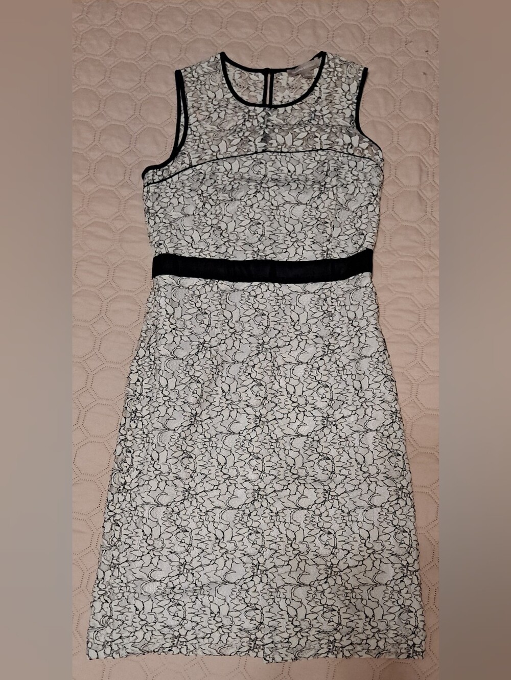 Banana Republic Sleeveless White Lace Sheath Dress with Black Trim Sz 4